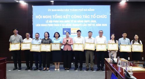 Phó Chủ tịch UBND thành phố Nguyễn Thị Anh Thi (thứ 6 từ trái sang) trao bằng khen cho các tập thể có thành tích trong tổ chức 2 sự kiện. Ảnh: NGỌC HÀ