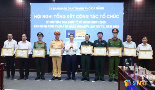 Chủ tịch UBND thành phố Nguyễn Mạnh Hùng (thứ 5 từ trái sang) trao bằng khen cho các tập thể có thành tích trong tổ chức 2 sự kiện. Ảnh: NGỌC HÀ