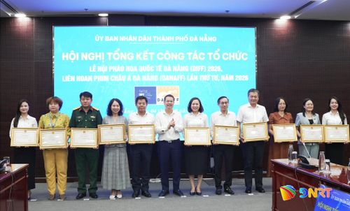 Chủ tịch UBND thành phố Nguyễn Mạnh Hùng (thứ 6 từ trái sang) trao bằng khen cho các tập thể có thành tích trong tổ chức 2 sự kiện. Ảnh: NGỌC HÀ