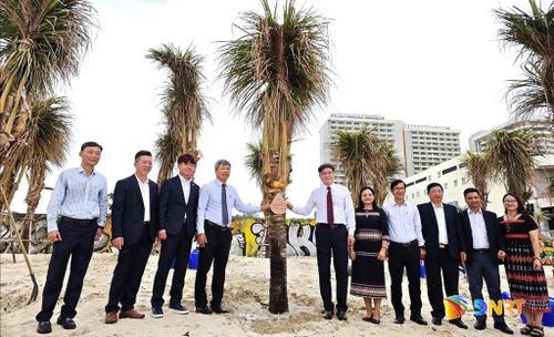 Các đại biểu gắn biển lưu niệm tại bãi biển du lịch Đà Nẵng. Ảnh: NGỌC HÀ