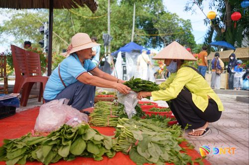 Rau Trà Quế có mặt tại phiên chợ quê sản vật địa phương bên sông Cổ Cò. Ảnh: XUÂN SƠN