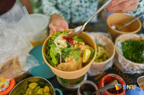 Tô mỳ Quảng Phú Chiêm đặc trưng của xứ Quảng tại không gian lễ hội bên sông Cổ Cò. Ảnh: XUÂN SƠN
