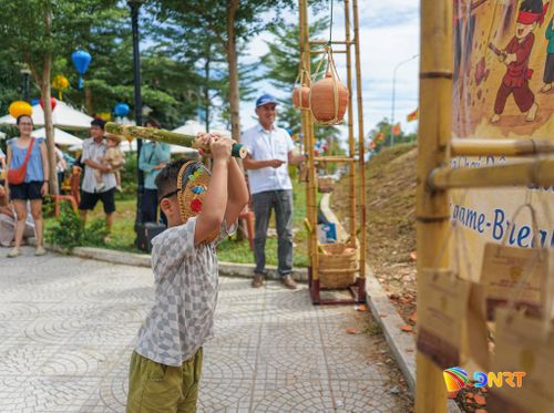 Trò chơi dân gian bịt mắt đập niêu thu hút nhiều du khách và người dân tham gia. Ảnh: XUÂN SƠN