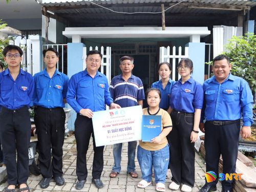Bí thư Thành đoàn Đà Nẵng Lê Công Hùng (thứ 3, bên trái qua) trao học bổng cho sinh viên khuyết tật. Ảnh: LAM PHƯƠNG