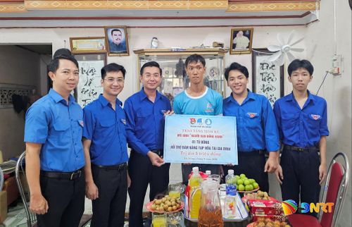 Phó Bí thư Thành đoàn Đà Nẵng Nguyễn Bá Duân (thứ 3, bên trái qua) trao sinh kế cho thanh niên khuyết tật. Ảnh: LAM PHƯƠNG
