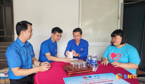 Từ chiếc điện thoại thông minh nhận được, chị Nguyễn Nhật Hằng (bìa phải) hy vọng công việc và cuộc sống thuận lợi hơn. Ảnh: LAM PHƯƠNG