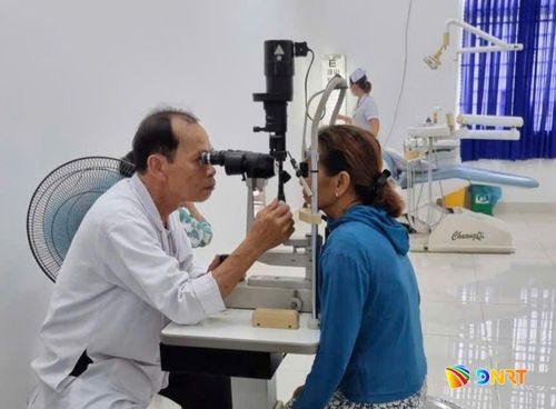 Người dân được thăm khám miễn phí các bệnh lý về mắt. Ảnh; DUY THÁI