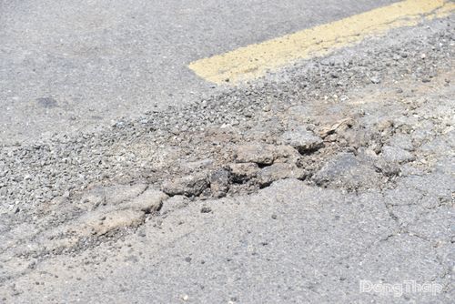 Nhiều vị trí mặt đường xuống cấp, bong tróc.