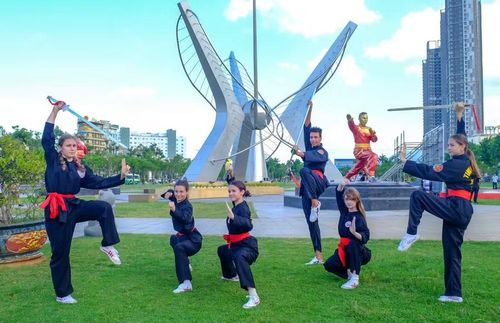  Những võ sinh môn phái Tinh Võ Đạo (Nga) luyện tập trước khi biểu diễn giao lưu chiều 3-8. Ảnh: NGỌC NHUẬN 