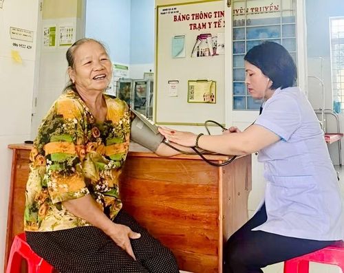Bác sĩ Trạm Y tế xã Ia Ko khám, tư vấn sức khỏe cho người dân. Ảnh: N.N