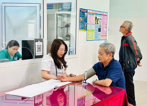Bác sĩ Đặng Hoàng Bảo Khương (Khoa Cấp cứu, Bệnh viện Đa khoa Gia Lai) được tăng cường về công tác tại Trạm Y tế phường Hội Phú. Ảnh: N.N