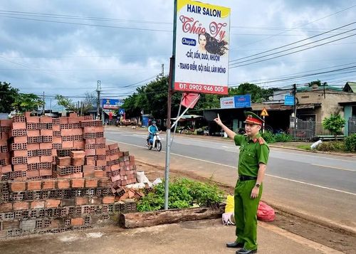 Biển quảng cáo vi phạm hành lang đường bộ, ảnh hưởng đến mỹ quan đô thị và công tác bảo đảm trật tự ATGT. Ảnh: M.P