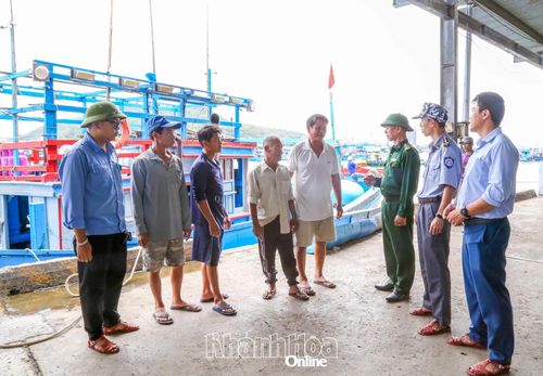 Lực lượng chức năng làm nhiệm vụ tại Cảng Hòn Rớ tuyên truyền cho ngư dân các quy định về chống khai thác IUU.