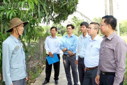Đoàn khảo sát của Ủy ban MTTQ Việt Nam tỉnh khảo sát tình hình triển khai dự án trên địa bàn xã Hòa Trí. Ảnh: VĂN GIANG