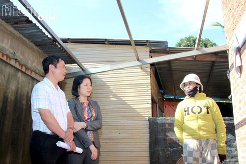 Đồng chí Trần Thu Mai - Ủy viên Ban Thường vụ Tỉnh ủy, Phó Chủ tịch Thường trực Ủy ban MTTQ Việt Nam tỉnh giám sát việc xây dựng nhà cho người dân xã Đông Khánh Sơn trong Chương trình xóa nhà tạm, nhà dột nát. Ảnh: V.GIANG
