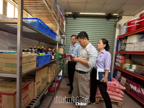 Đoàn kiểm tra liên ngành tỉnh kiểm tra khu vực chứa thực phẩm tại bếp ăn tập thể Công ty Cổ phần In bao bì Khatoco.