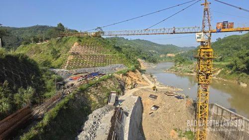 Các đơn vị thi công huy động nhân lực, máy móc triển khai nhiều hạng mục đảm bảo tiến độ đề ra