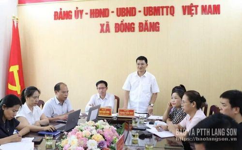 Thường trực Đảng ủy xã Đồng Đăng làm việc với Chi bộ và lực lượng tham gia công việc của thôn Hoàng Văn Thụ nhằm nắm bắt tình hình hoạt động sau sáp nhập