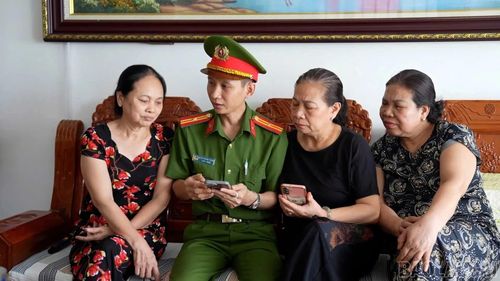 Công an phường Văn Phú tuyên truyền người dân nâng cao nhận thức, kiểm chứng thông tin từ các nguồn chính thống trước khi đăng tải.