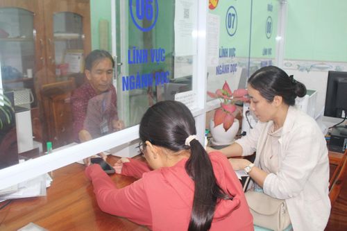 Cán bộ trung tâm hỗ trợ người dân nộp hồ sơ trực tuyến