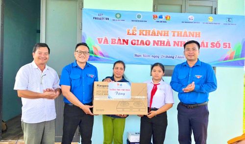 Những phần quà ý nghĩa được trao tặng tiếp thêm động lực để gia đình em Cao Thái Ngọc Hảo ổn định cuộc sống