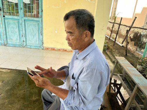 Ông Hoàng Ngọc Xuân tích cực tìm hiểu về ứng dụng công dân số của xã Sông Lũy