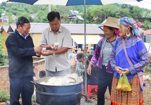 Ông Tuấn cùng bà con xây dựng chợ phiên ở thôn Đắk Snao, góp phần thúc đẩy giao thương và nâng cao thu nhập cho đồng bào nơi đây