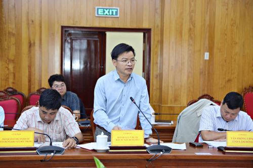 Phó Giám đốc Ban Quản lý dự án Đầu tư xây dựng số 1 Trần Văn Hiệp báo cáo tại cuộc họp