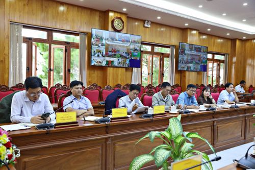 Lãnh đạo các sở, ngành tham dự cuộc họp tại điểm cầu UBND tỉnh Lâm Đồng