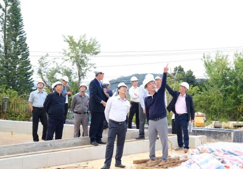 Đại diện đơn vị thi công trình bày phương án thực hiện Dự án xây dựng trụ sở Báo và Phát thanh, Truyền hình Lâm Đồng với các đồng chí lãnh đạo tỉnh trong thời gian đến