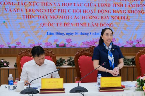 Bà Nguyễn Thị Hồng Phượng, Thành viên Hội đồng quản trị Tổng Công ty Cảng hàng không Việt Nam - CTCP phát biểu tại buổi làm việc