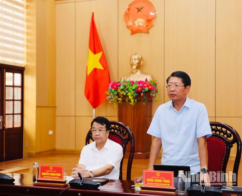 Đồng chí Trần Song Tùng, Ủy viên Ban Thường vụ Tỉnh ủy, Phó Chủtịch Thường trực UBND tỉnh phát biểu tại phiên họp.