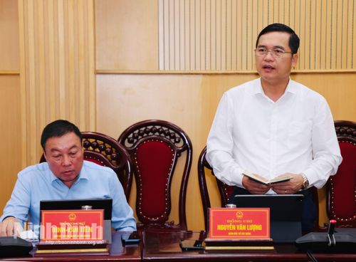 Đồng chí Nguyễn Văn Lượng, Ủy viên Ban Thường vụ Tỉnh ủy, Giám đốc Sở Xây dựng phát biểu tại phiên họp.