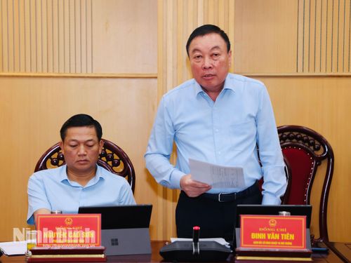 Đồng chí Đinh Văn Tiên, Ủy viên Ban Thường vụ Tỉnh ủy, Giám đốc Sở Nông nghiệp và Môi trường phát biểu tại phiên họp.