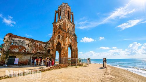 Nhà thờ đổ Hải Lý, xã Hải Tiến - điểm đến thu hút khách du lịch trong nước và quốc tế. Ảnh Sở Du lịch Ninh Bình