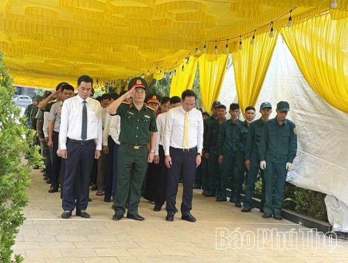 Đoàn đại biểu xã Thanh Sơn tri ân các Anh hùng liệt sĩ.