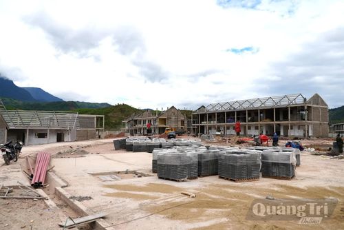 Dự án Trường nội trú tiểu học và THCS Dân Hóa đang được tập trung thi công, phấn đấu hoàn thành trước ngày 30/8 - Ảnh: T.Đ