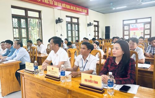 Các đại biểu tham dự hội nghị tiếp xúc cử tri - Ảnh: K.H