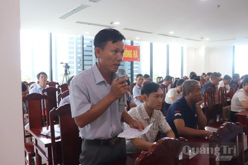 Cử tri phường Đông Hà trình bày kiến nghị tại buổi tiếp xúc - Ảnh: T.P