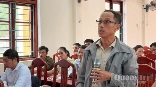 Cử tri xã Ba Lòng trình bày kiến nghị tại buổi tiếp xúc - Ảnh: H.H