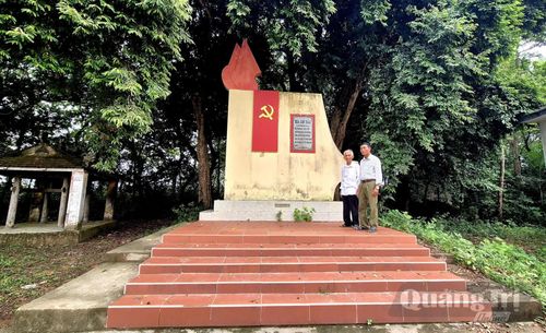 Bia ghi dấu nơi thành lập một trong những Chi bộ Đảng đầu tiên của tỉnh Quảng Trị tại thôn Vệ Nghĩa cũ-công trình do ông Nguyễn Văn Thuận (bên trái) khởi xướng xây dựng - Ảnh: K.S