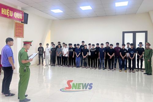 Cơ quan Cảnh sát điều tra Công an tỉnh Sơn La thi hành các quyết định tố tụng đối với các đối tượng gây thương tích tại xã Chiềng Khương. Ảnh: Công an cung cấp