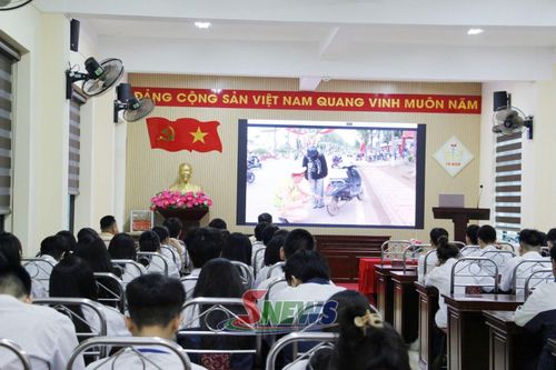 Công an phường Tô Hiệu và Phòng Cảnh sát giao thông tổ chức tuyên truyền pháp luật giao thông cho học sinh Trường THPT Tô Hiệu dịp nghỉ hè.
