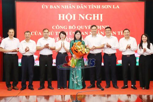 Tập thể Ban Thường vụ Đảng ủy xã Bắc Yên tặng hoa chúc mừng đồng chí Hà Thị Ngọc Yến.