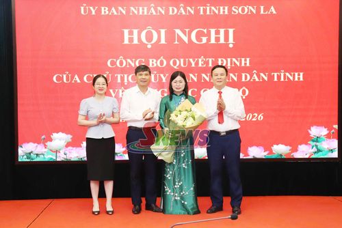 Tập thể lãnh đạo Sở Khoa học và Công nghệ tặng hoa chúc mừng đồng chí Hà Thị Ngọc Yến.