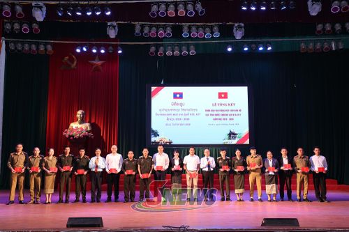 Lãnh đạo Trường Cao đẳng Sơn La trao chứng chỉ tiếng Việt cho học viên Lào.