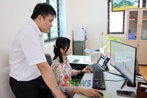 Các thành viên đội thi Sở Giáo dục và Đào tạo cập nhật dữ liệu trước ngày thi.
