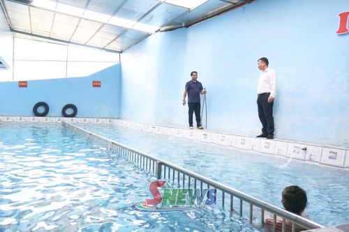 Thành viên HTX Thương mại dịch vụ Hua La đầu tư bể tắm khoáng nóng phục vụ khách.