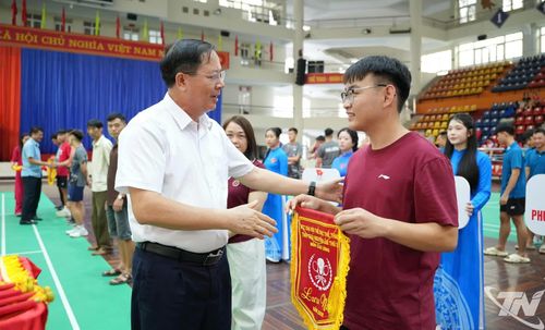 Ban Tổ chức tặng Cờ lưu niệm cho các đoàn tham gia giải đấu.