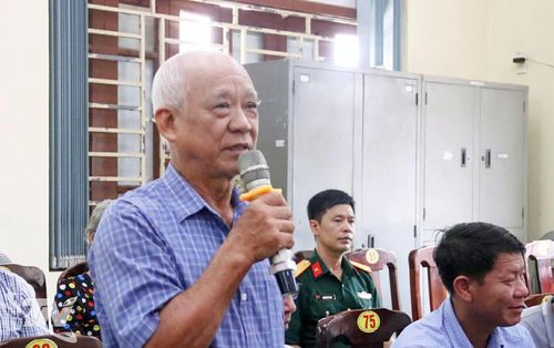 Các cử tri phát biểu ý kiến tại buổi tiếp xúc.